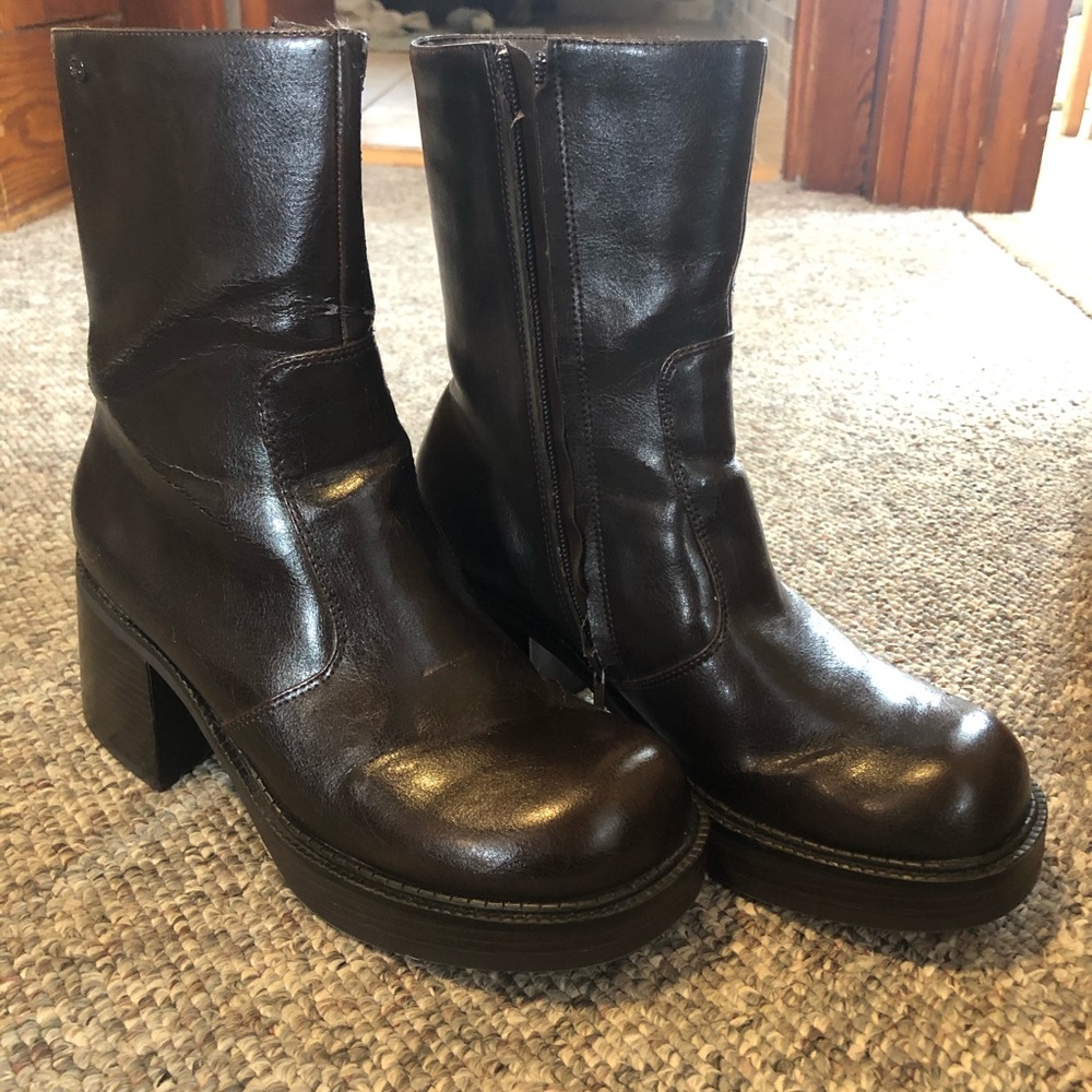 Skechers thick heeled brown boot size 9